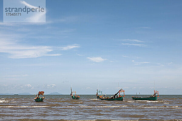 Kambodscha  Kep  traditionelle Fischerboote auf See