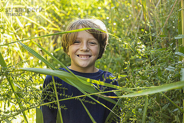 Außenporträt eines glücklichen Jungen