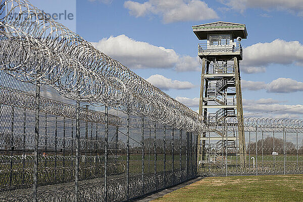 USA  Virginia  Turm und Maschendrahtzaun im Gefängnis