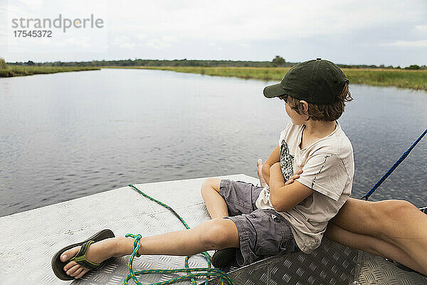 Afrika  Sambia  Junge (8–9) im Boot auf dem Sambesi in der Nähe der Tongabezi River Lodge