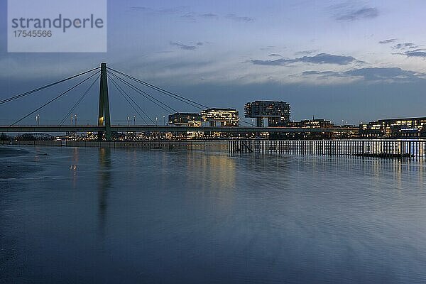 Hochwasser in Köln  Severinsbrücke und Kranhäuser  Blick von der Deutzer Rheinseite  Abenddämmerung  Köln  Nordrhein-Westfalen  Deutschland  Europa