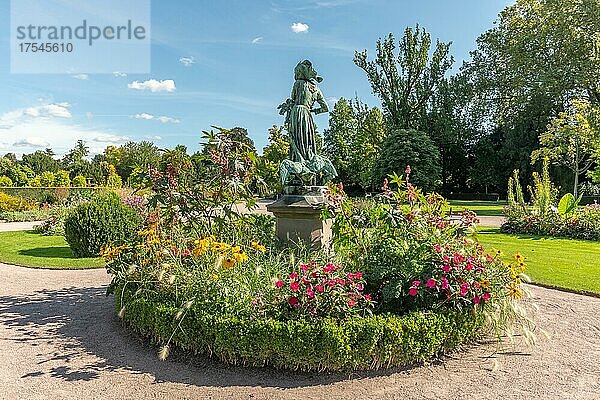 Statue von Lison mit Gänsen im Park der Orangerie in Strasbourg  Frankreich  Europa