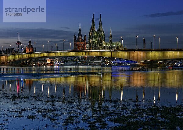 Hochwasser in Köln  Deutzer Brücke  Groß St. Martin und Kölner Dom  Ausblick von der Deutzer Rheinseite  Abenddämmerung  UNESCO-Welterbe  Köln  Nordrhein-Westfalen  Deutschland  Europa