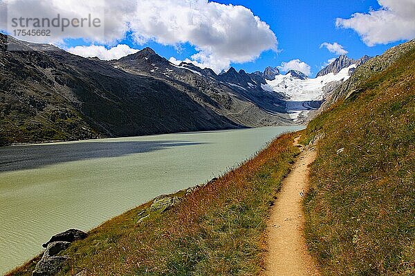 Oberaarsee Fußweg zum Oberaargletscher  Stausee  Guttanen  Kanton Bern  Schweiz  Europa