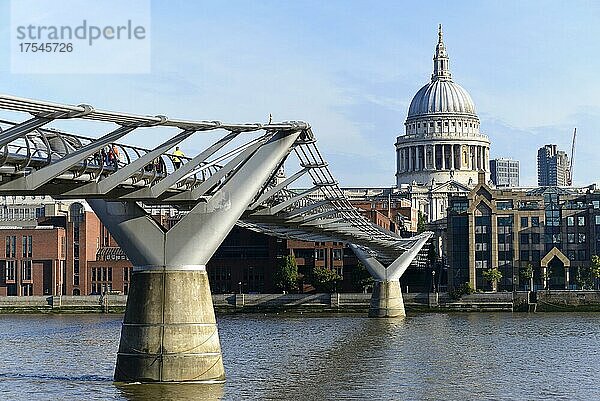 Millennium Bridge und St. Paul's Cathedral in London  England  Großbritannien  Europa