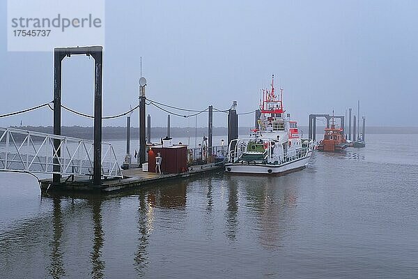 Rettungsboot am Fährhafen  Dämmerung  Cuxhaven  Niedersachsen  Deutschland  Europa