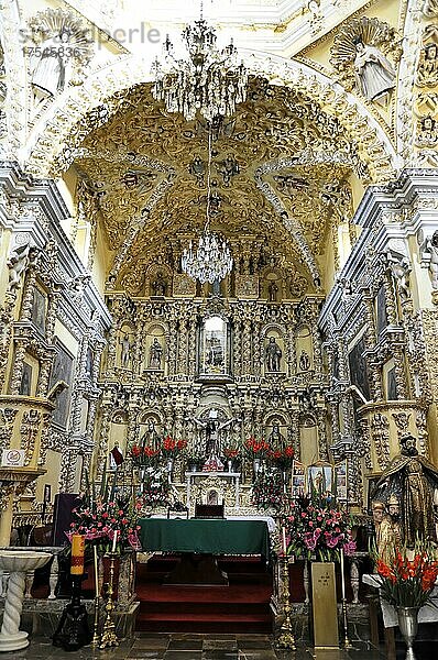 Geschmückter Innenraum der Kirche San Francisco de Acatepec  Acatepec  San Pedro Cholula  Bundesstaat Puebla  Mexiko  Mittelamerika