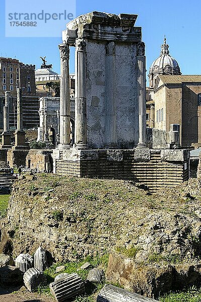 Teilrestaurierte historische Cella von Tempel von der Vesta auf Grundmauer aus Ziegelsteinen  im Vordergrnd Reste von Fundament  Forum Romanum  Rom  Latium  Italien  Europa
