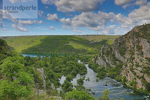 Krka Nationalpark Flusslauf der Krka  Roski Slap  Norddalmatien  Kroatien  Europa