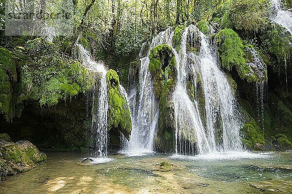 Wasserfall  Cascade des Tufs  Arbois  Departement Jura  Bourgogne-Franche-Comté  Jura  Frankreich  Europa