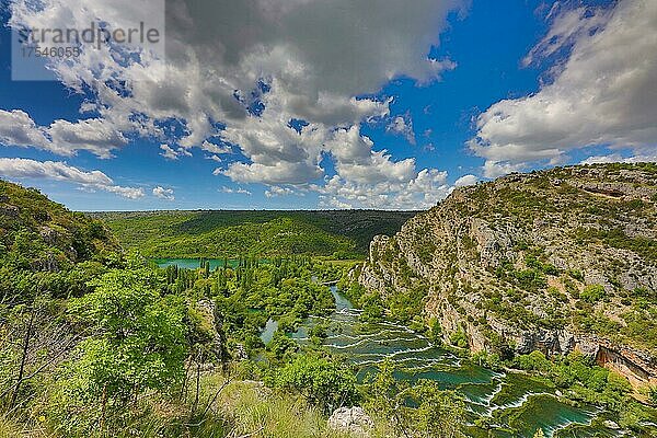 Flusslandschaft der Krka  Krka Nationalpark  Wolken  Norddalmatien  Kroatien  Europa