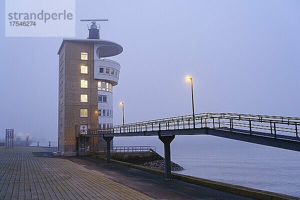 Radarturm am alten Hafen  Blaue Stunde  Cuxhaven  Niedersachsen  Deutschland  Europa