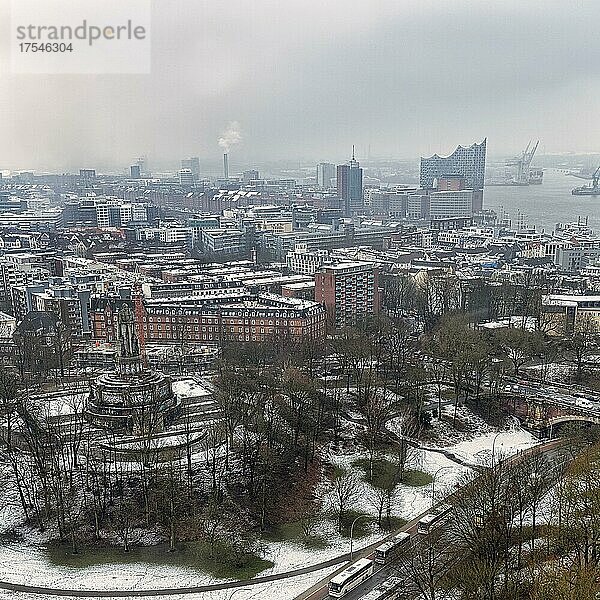 Blick von oben auf den Alten Elbpark mit Bismarck Denkmal  Elbphilharmonie im Dunst  tristes Winterwetter  Hamburg  Deutschland  Europa