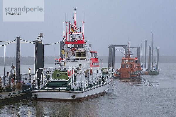 Rettungsboot am Fährhafen  Dämmerung  Cuxhaven  Niedersachsen  Deutschland  Europa