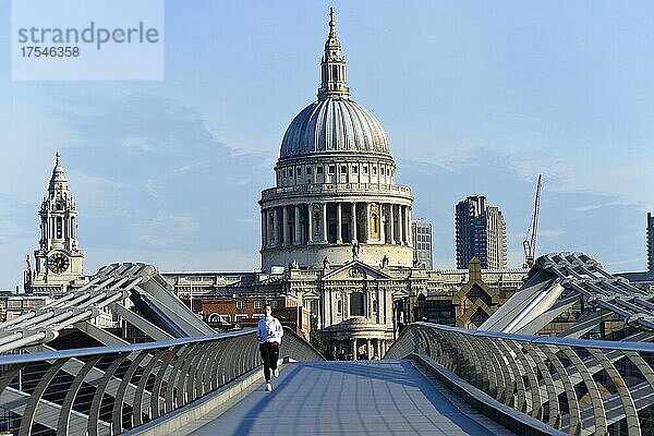 Millennium Bridge und St. Paul's Cathedral in London  England  Großbritannien  Europa