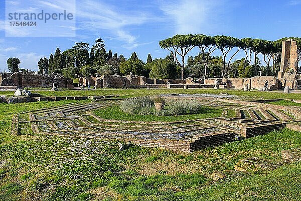 Reste von historischer achteckiger Brunnen Zierbrunnen in ehemaliger Säulenhof Perystil  römischer Kaiserpalast Domus Flavia  Palatinhügel  Rom  Latium  Italien  Europa