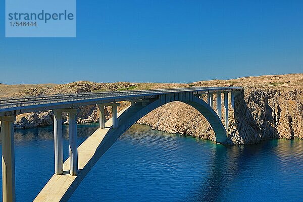 Pag Brücke Verbindung vom Festland zur Insel Pag  Rtina  Zadar  Norddalmatien  Kroatien  Europa