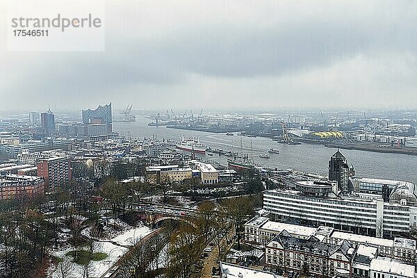 Blick von oben Richtung Elbe  mit Elbphilharmonie im Dunst  tristes Winterwetter  Hamburg  Deutschland  Europa