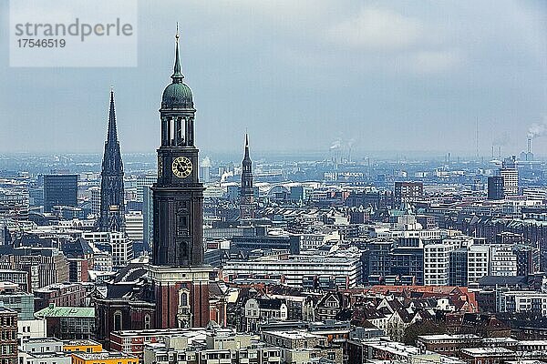 Blick von oben auf den Hamburger Michel und die Stadt im Dunst  St. Pauli  Hamburg  Deutschland  Europa