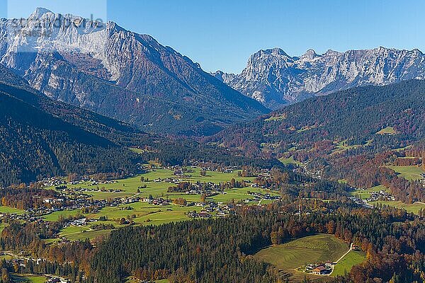 Alm im Herbst und Alpenpanorama  Berchtesgaden  Berchtesgadener Land  Oberbayern  Bayern  Deutschland  Europa