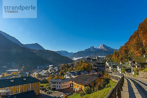 Stiftskirche mit Doppelturm und Pfarrkirche  Berchtesgaden mit Watzmannmassiv  Berchtesgadener Land  Oberbayern  Bayern  Deutschland  Europa