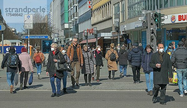 Straßenszene  Einkaufsstraße  Menschen mit Gesichtsmasken  Wilmersdorfer Straße  Charlottenburg  Berlin  Deutschland  Europa