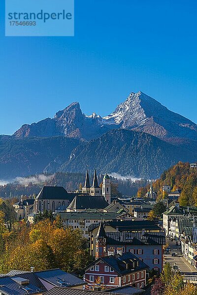 Stiftskirche mit Doppelturm und Pfarrkirche  Berchtesgaden mit Watzmannmassiv  Berchtesgadener Land  Oberbayern  Bayern  Deutschland  Europa