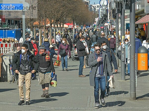 Straßenszene  Einkaufsstraße  Menschen mit Gesichtsmasken  Wilmersdorfer Straße  Charlottenburg  Berlin  Deutschland  Europa