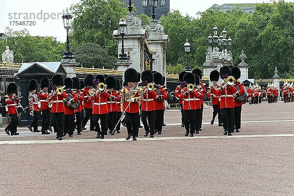 Queen's Guard  Changing the Guard  Changing the Guardvor dem Buckingham Palace  London  Region London  England  Großbritannien  Europa