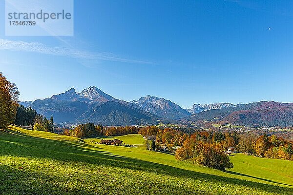 Alm im Herbst und Alpenpanorama  Berchtesgaden  Berchtesgadener Land  Oberbayern  Bayern  Deutschland  Europa