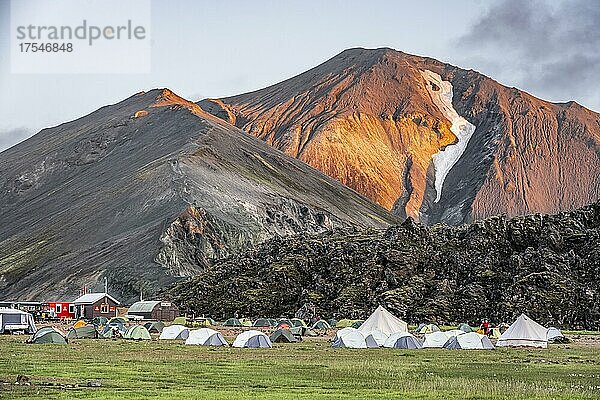 Trekkingweg Laugavegur  Landmannalaugar Camp  Trekkingweg Laugavegur  Landmannalaugar Camp  Dramatische Vulkanlandschaft  bunte Erosionslandschaft mit Bergen  Lavafeld  Landmannalaugar  Fjallabak Naturreservat  Suðurland  Island  Europa