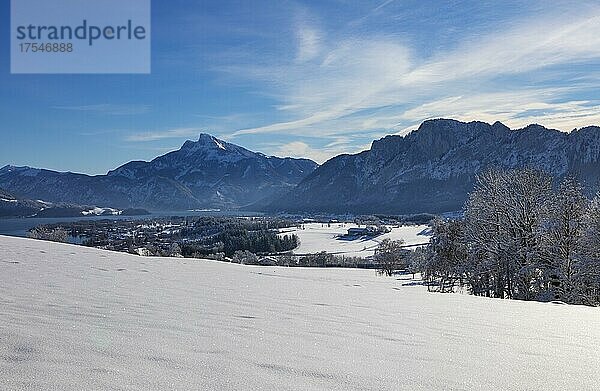 Blick ins verschneite Mondseeland mit Schafberg und Drachenwand  Mondsee  Salzkammergut  Oberösterreich  Österreich  Europa