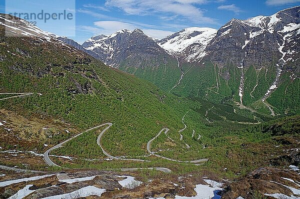Bergpass im Zig-Zag  frühlingshafte Landschaft mit Schneefeldern  karge Berge  Fjell  Gaularfjellet  Gaular  Norwegen  Europa