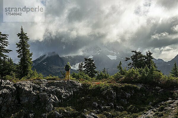 Wanderer vor wolkenverhangenem Mt. Shuksan mit Schnee und Gletscher  dramatischer Wolkenhimmel  Mt. Baker-Snoqualmie National Forest  Washington  USA  Nordamerika