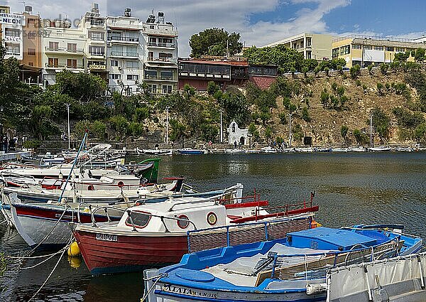 Wohnhäuser und kleine Fischerboote an der Hafenpromenade von Agios Nikolaos  Kreta  Griechenland  Europa