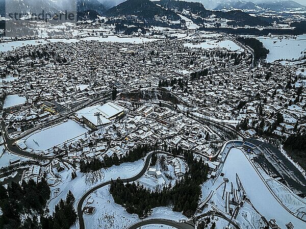 Stadtansicht  Luftaufnahme  Oberstdorf im Winter  Illertal  Allgäuer Alpen  Allgäu  Bayern  Deutschland  Europa