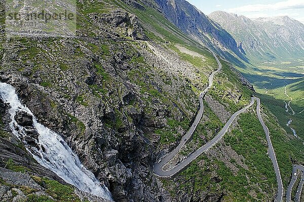 Bergpass im Zig-Zag karge Berge  Wasserfall  enges Tal  Trollstigen  Weg der Trolle  Andalsnes  Norwegen  Europa