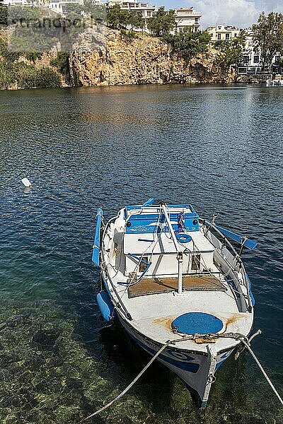 Kleine Fischerboote ankern in einer Bucht der Stadt Agios Nikolaos  Kreta  Griechenland  Europa