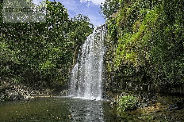 Eine herrliche Badestelle unterhalb des Wasserfalls  Cataratas Llanos de Cortés  Bagaces  Provinz Guanacaste  Costa Rica  Mittelamerika