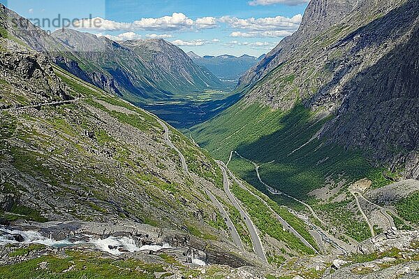 Bergpass im Zig-Zag Serpentinen  karge Berge  wilder Bach  enges Tal  Trollstigen  Weg der Trolle  Andalsnes  Norwegen  Europa