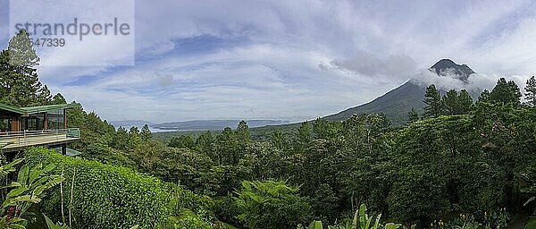 Blick von der Terrasse des Restaurants zum Arenalsee und Vulkan  Arenal Observatory Lodge  Fortuna  Provinz Alajuela  Costa Rica  Mittelamerika