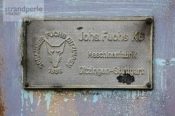 Altes Herstellerschild als Metall  Johannes Fuchs Ditzingen  Maschinenfabrik  Baden-Württemberg  Deutschland  Europa