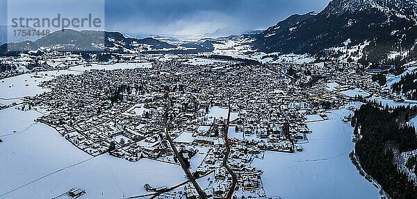 Stadtansicht  Luftaufnahme  Oberstdorf im Winter  Illertal  Allgäuer Alpen  Allgäu  Bayern  Deutschland  Europa