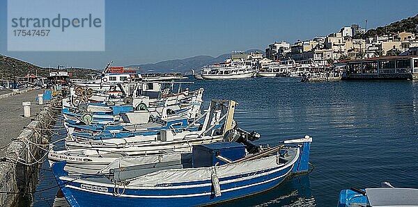 Kleine Fischerboote ankern in einer Bucht der Stadt Agios Nikolaos  Kreta  Griechenland  Europa