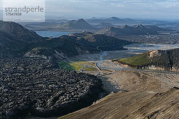 Blick vom Bláhnúkur  Landschaftspanorama  Dramatische Vulkanlandschaft  bunte Erosionslandschaft mit Bergen  Lavafeld  Landmannalaugar  Fjallabak Naturreservat  Suðurland  Island  Europa