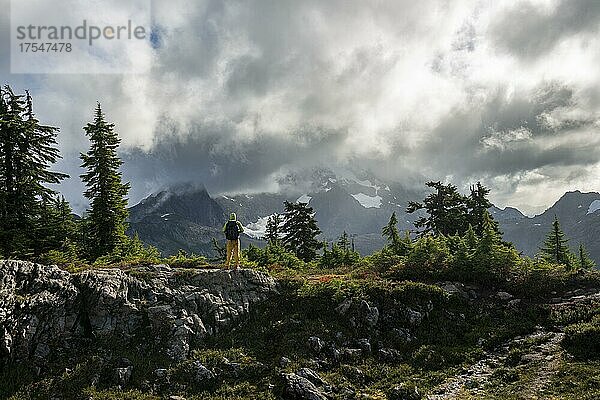 Wanderer vor wolkenverhangenem Mt. Shuksan mit Schnee und Gletscher  dramatischer Wolkenhimmel  Mt. Baker-Snoqualmie National Forest  Washington  USA  Nordamerika