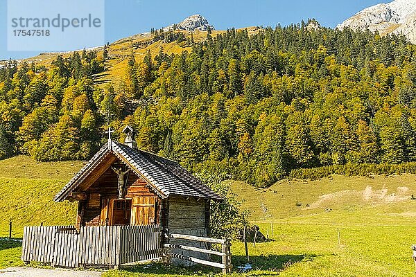 Kapelle im Karwendelgebirge mit Herbstfarben  Hinterriss  Tirol  Österreich  Europa