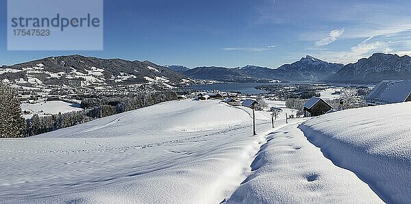 Blick ins verschneite Mondseeland mit Schafberg und Drachenwand  Mondsee  Salzkammergut  Oberösterreich  Österreich  Europa