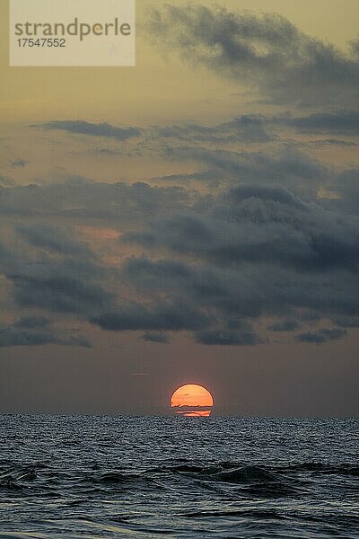 Sonnenuntergang über dem Meer  Junquillal  Santa Cruz  Provinz Guanacaste  Costa Rica  Mittelamerika