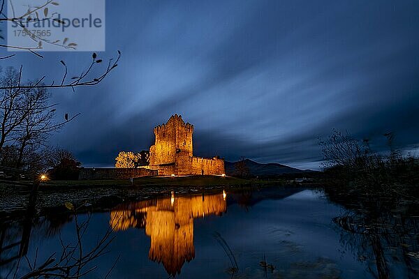 Roß Castle zu blauer Stunde mit Teich im Vordergrund  Roß Castle  Killarny  County Kerry  Irland  Europa
